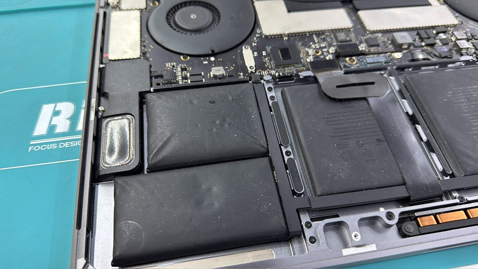 Tu MacBook cumplió años: qué se daña a los 5, a los 8 y a los 10 (con precios reales de Quito)