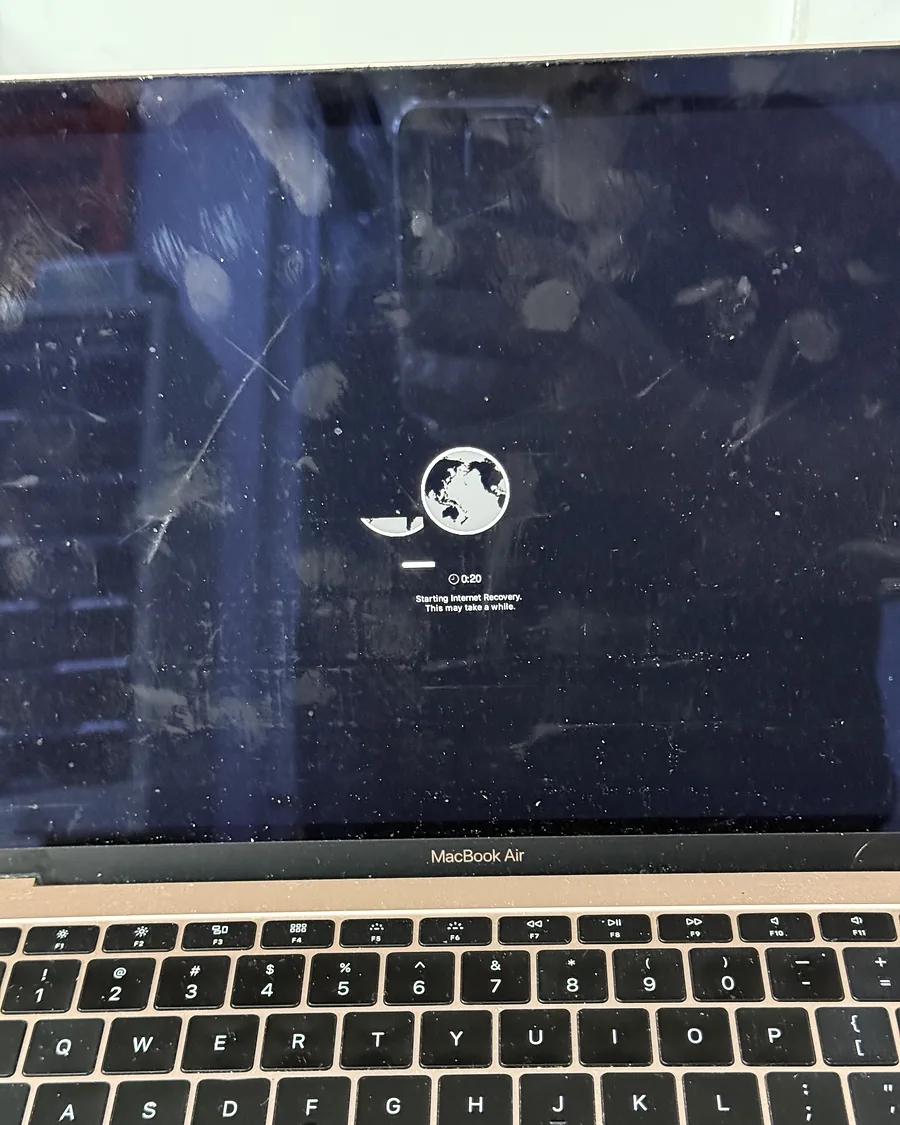 MacBook Air mostrando el globo terráqueo de la recuperación por internet.