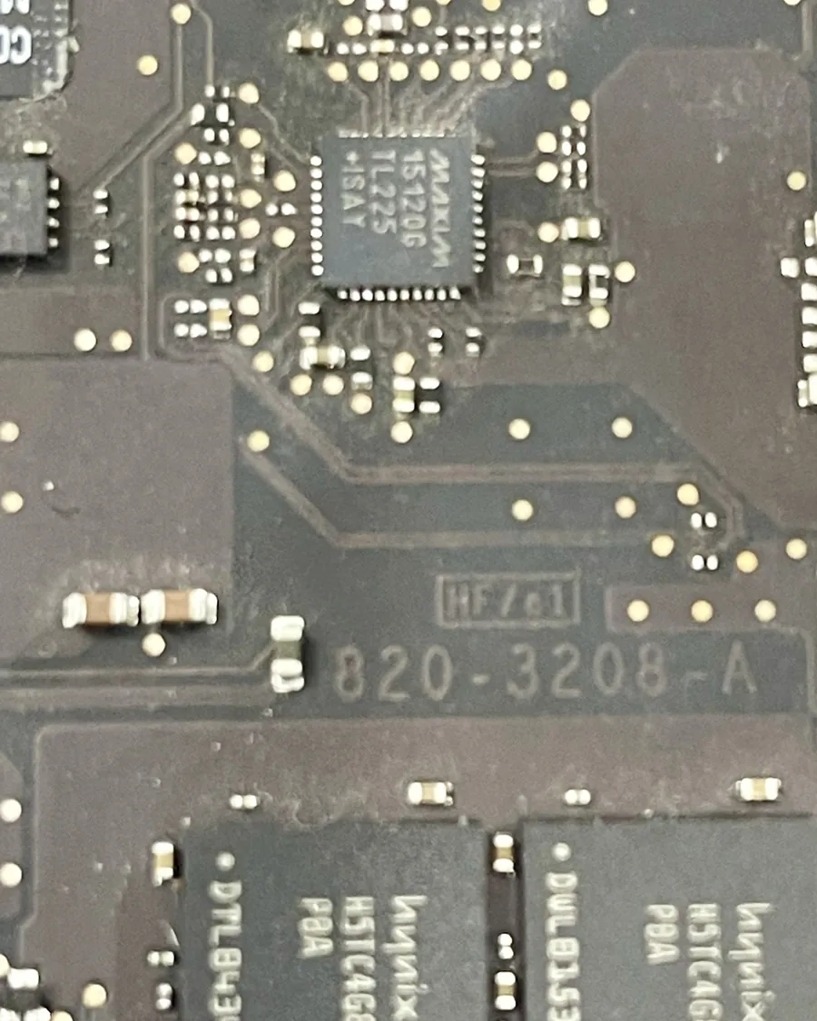 Detalle de una placa lógica de MacBook con el número 820-3208-A serigrafiado entre los chips.