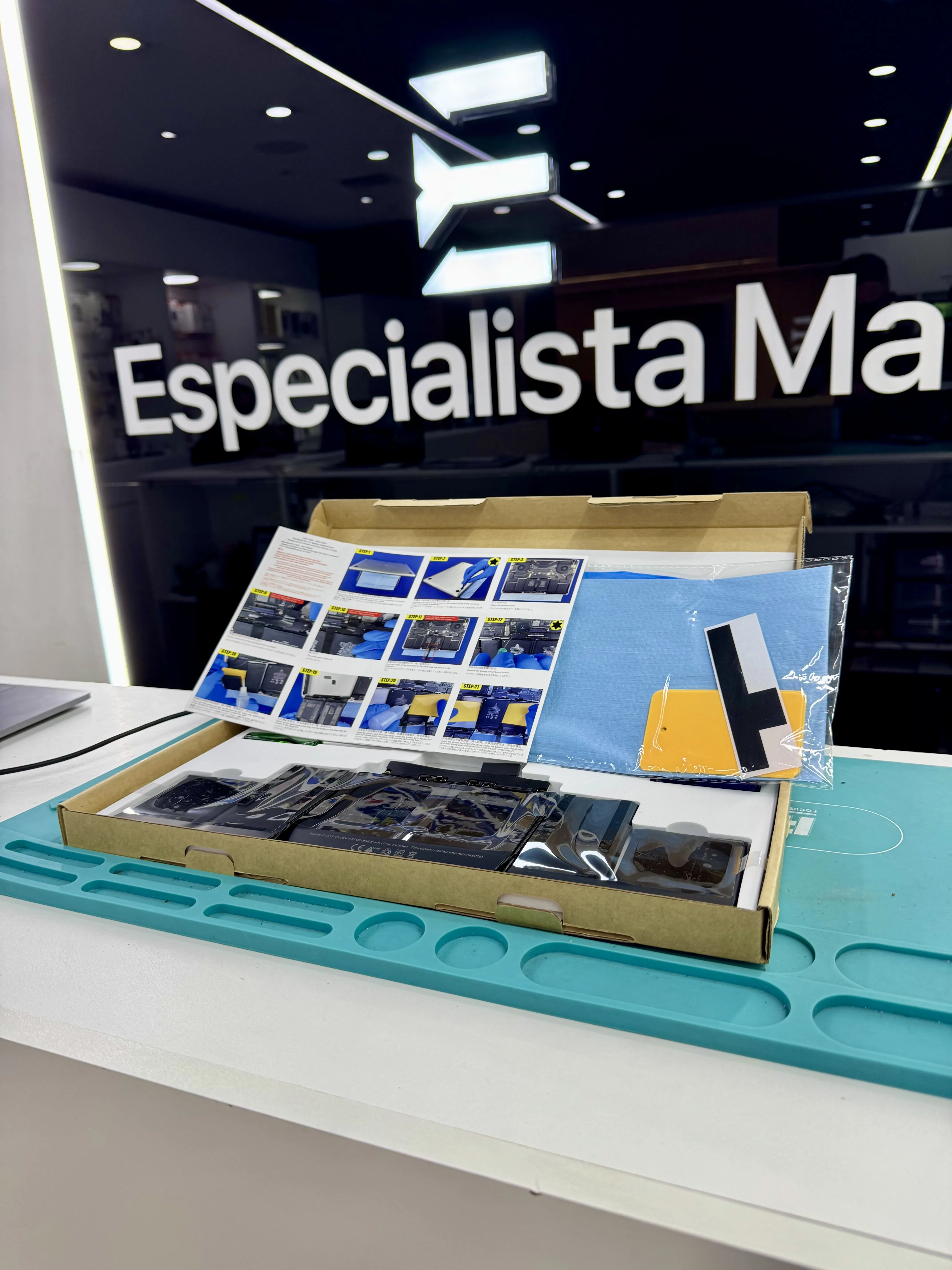 Bateria MacBook nueva en su caja antes de instalacion