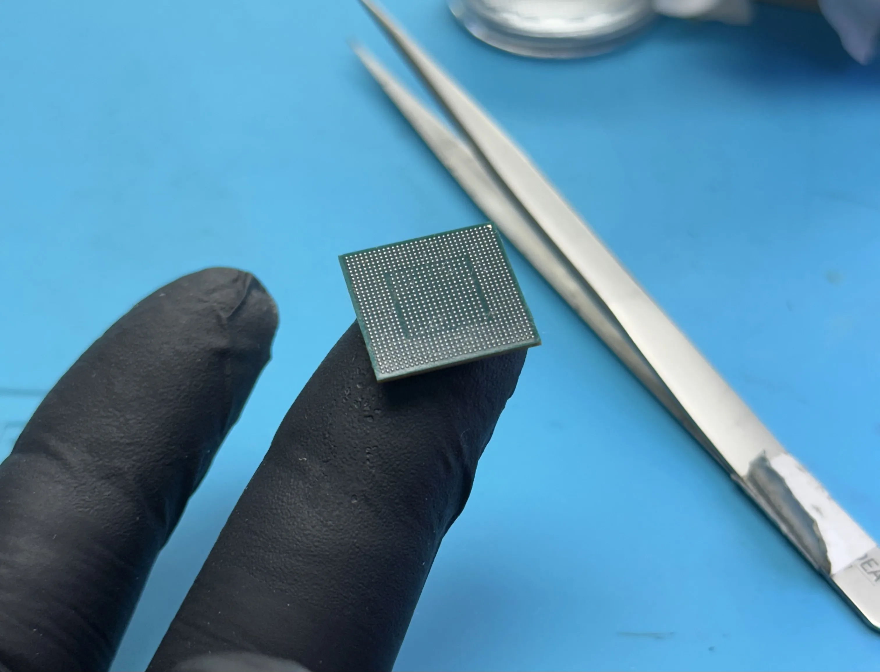 Chip BGA tras proceso de reballing en placa logica MacBook