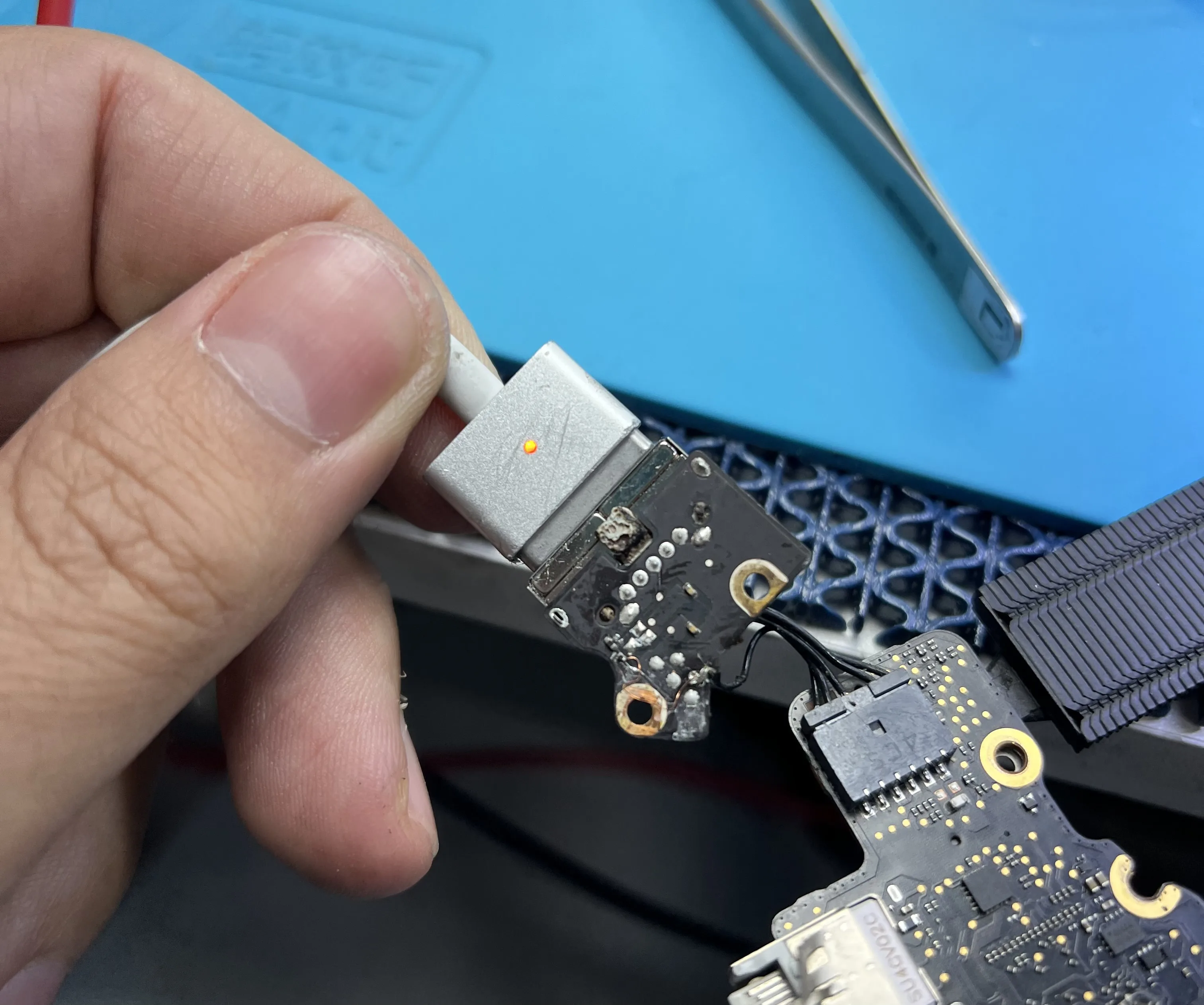 Reparacion del chip de carga MagSafe en placa MacBook Air