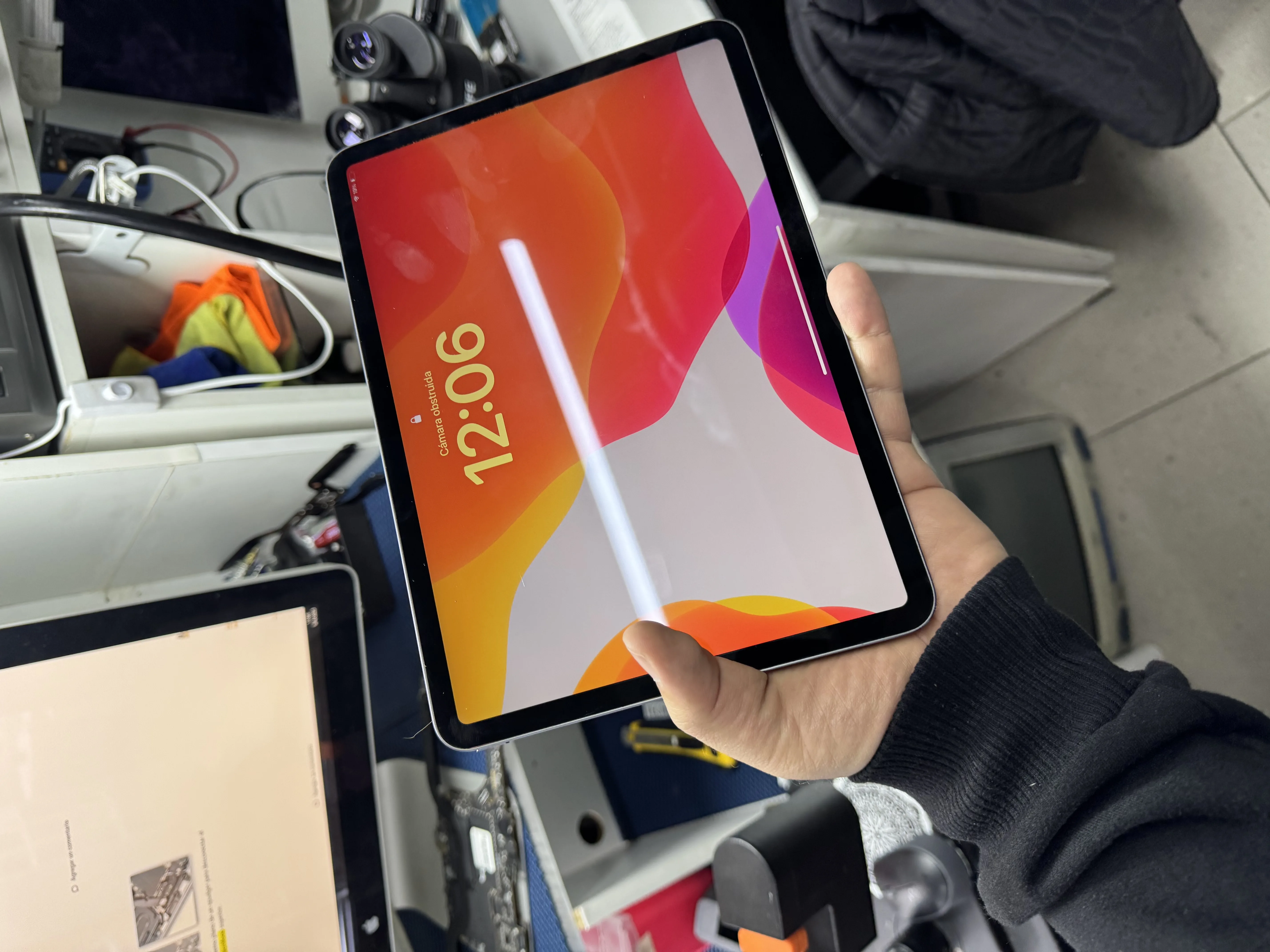 iPad con pantalla mostrando estado de bloqueo o falla