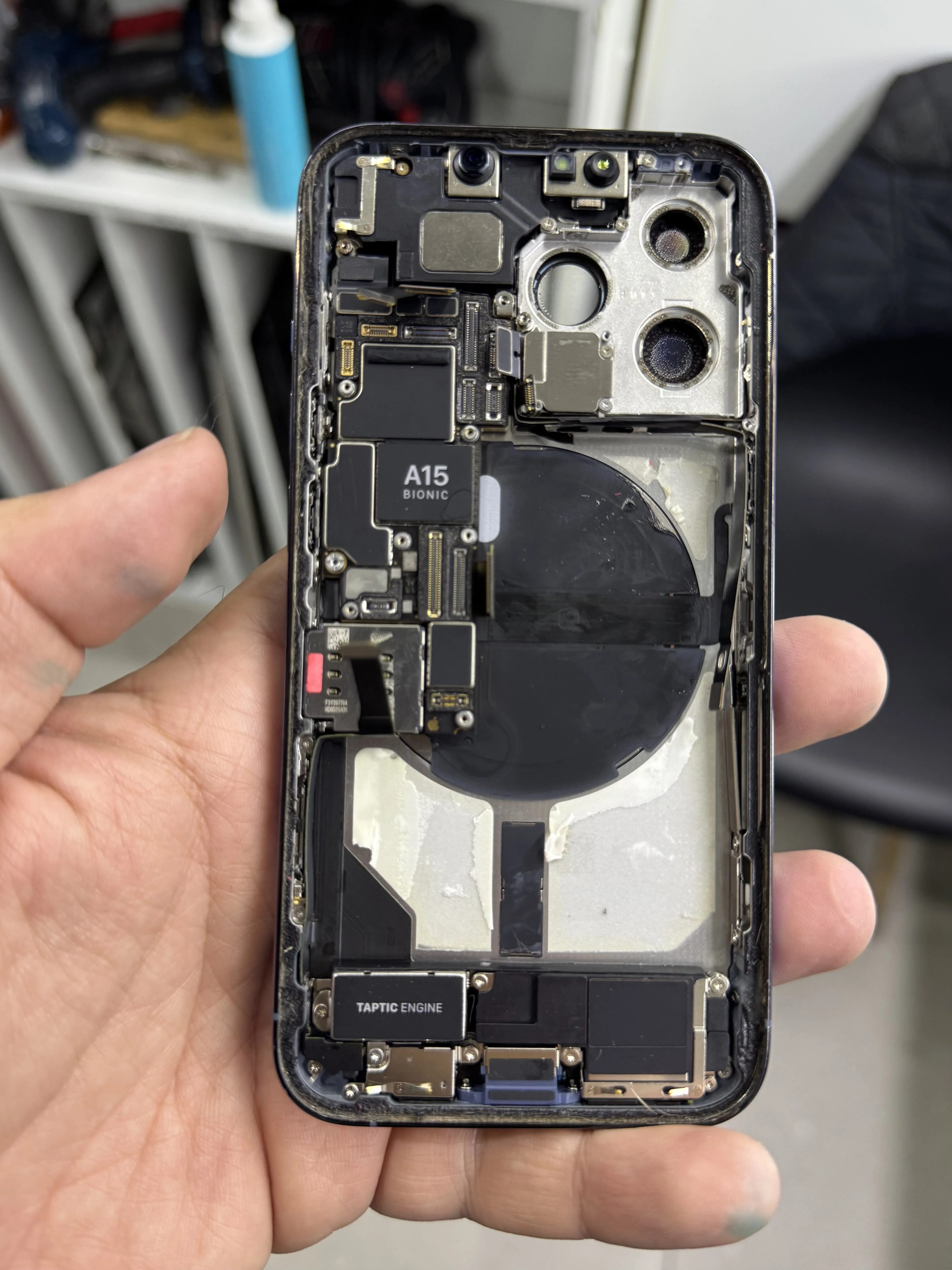 iPhone con chip A15 desarmado para diagnostico de fallas