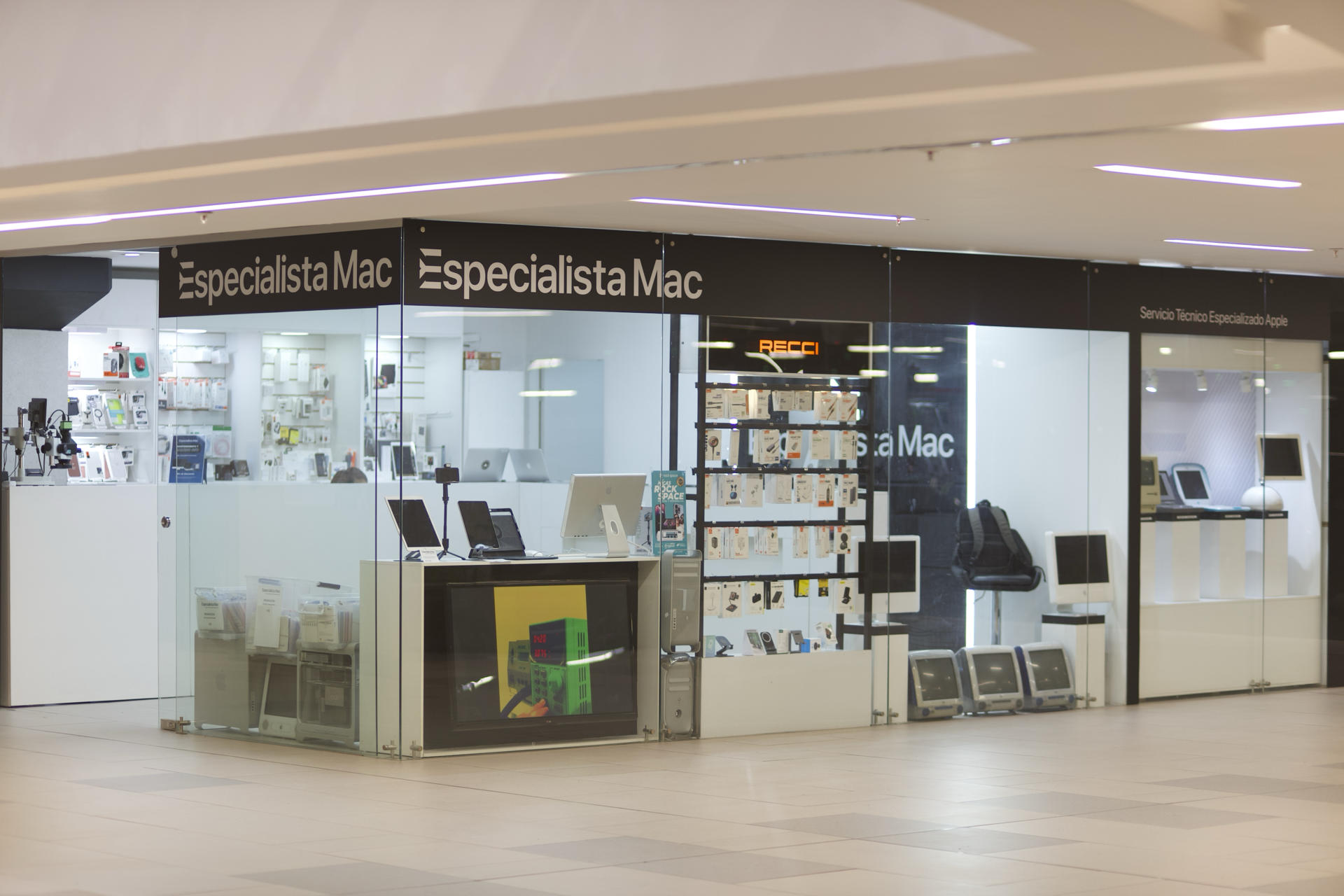 Fachada del taller EspecialistaMac en CC Río Centro, Quito