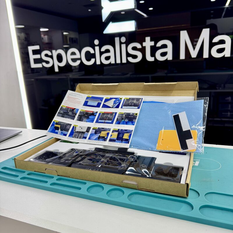 Baterías de MacBook en su empaque, repuestos en stock del taller EspecialistaMac