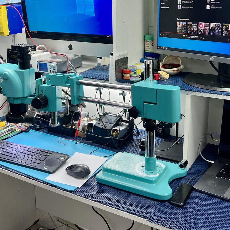 Estación de microsoldadura con microscopio RELIFE y soporte iluminado en el taller EspecialistaMac