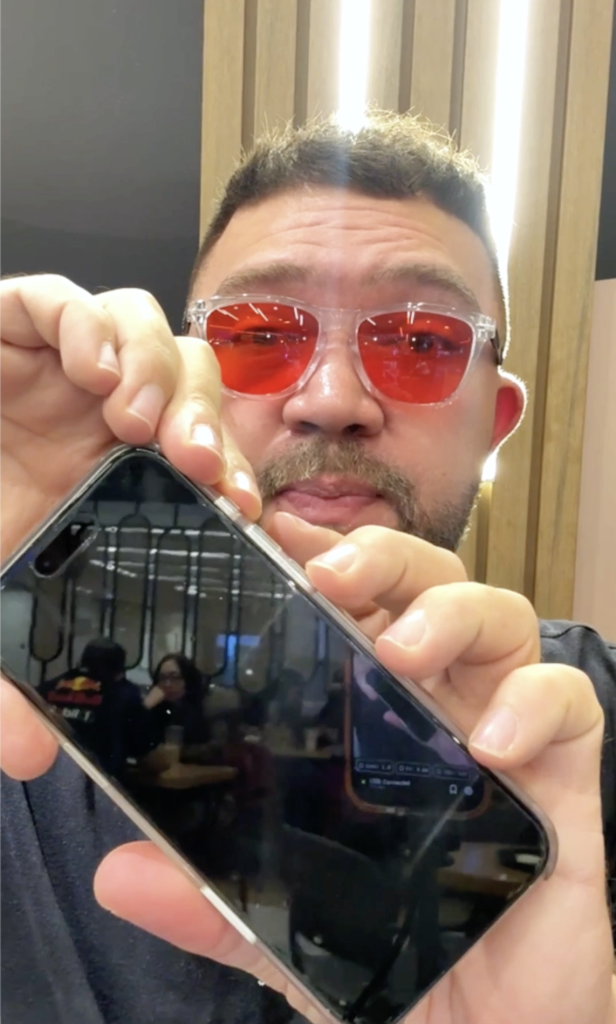 Juan haciendo el reseteo en el video